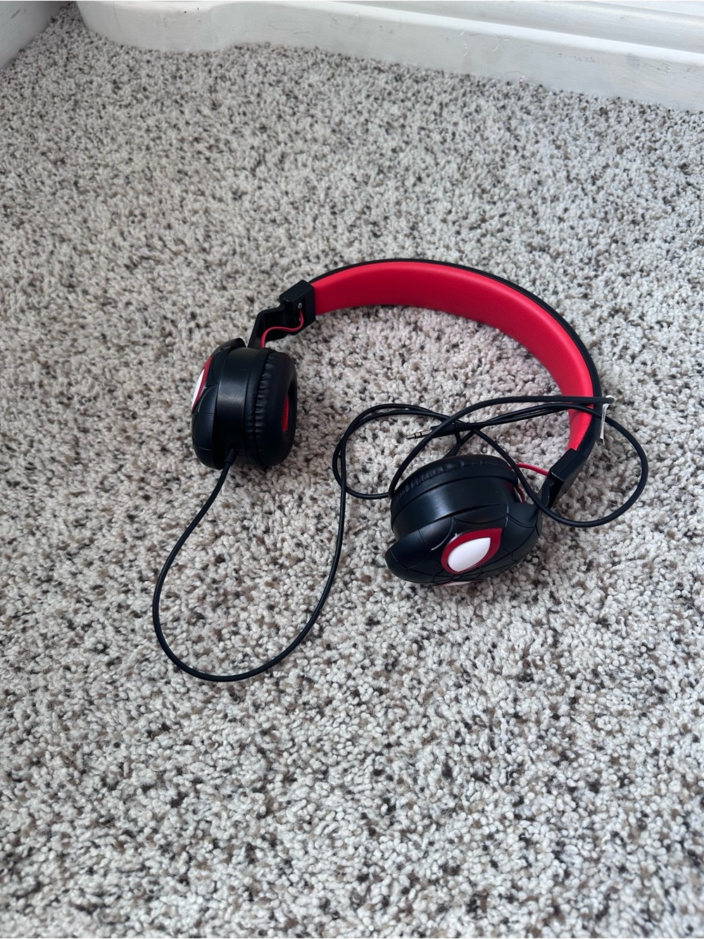 Spider Man Black & Red Wired Over-Ear Headphones works perfect